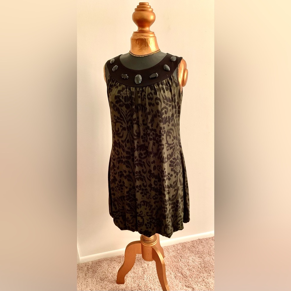 Elegant Black and Green Sleeveless Dress